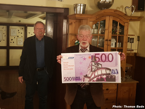 Dr. Hajo Goertz übergibt dem Vorsitzenden des U-Vereins NRW, Sven Hamman, einen Scheck über 500,00 EUR.