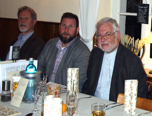 Von rechts: Helmuth Dahlmann, (Schatzmeister U-Verein), Volkmar Kah (Geschäftsführer DJV-NRW)